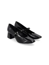 Zapato tipo Mary Jane de cuero charol negro con punta semi cuadrada, tira sobre el empeine con hebilla metálica y tacón bloque.