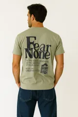 Remera blanca de algodón con estampado de texto negro "it will get better", de corte holgado y cuello redondo.