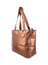 Bolso tipo shopper plateado con diseño acolchado horizontal. Tiene doble asa de hombro y cierre superior con tirador. Incluye bolsillo interior con cierre y compartimento para laptop de hasta 15".