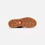 Bota de gamuza color marrón claro con detalles en negro, cordones de trekking y cuello de piel sintética.