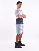 Remera de hombre gris con degradé blanco y negro, corte regular y cuello redondo.