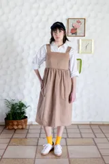 Jumper azul con cuadros, con bolsillos y espalda abierta, diseñado para usar solo o con camisetas y camisas.