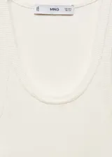 Musculosa azul de punto canalé con cuello redondo y tirantes finos.
