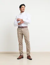 Camisa azul de algodón con elastano, cuello button-down y manga larga.