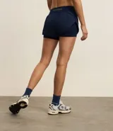 Bermuda deportiva de microfibra color blanco, corte runner con cintura elástica y forro interno.