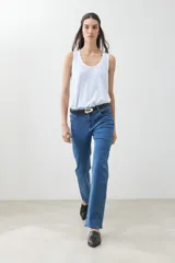 Pantalón de jean azul de corte recto, con bolsillos delanteros y traseros, y presillas para cinturón.