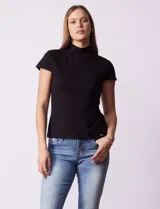 Remera amarilla de algodón con cuello alto y mangas cortas.