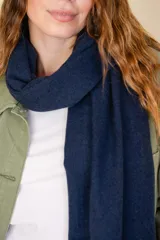 Pashmina amplia de algodón con poliéster, suave al tacto y con flecos en los extremos.