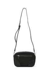 Bandolera rectangular color bordó, con correa larga regulable y detalles en cuero vegano color marrón oscuro en la base.
