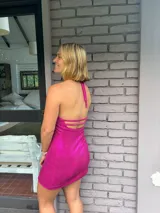 Vestido corto ajustado color plateado metalizado, con escote en V y tirantes finos que se cruzan en la espalda semi baja.