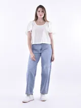 Blusa color blanco con mangas cortas abullonadas y calado con pequeños orificios.