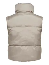 Chaleco acolchado color beige con cuello alto y cierre frontal con cremallera. El interior es color naranja.