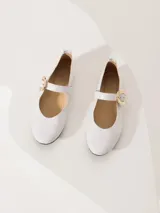 Ballerina de cuero vacuno charol negro, con hebilla ajustable y forro de cuero caprino.