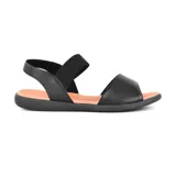 Sandalias bajas de cuero negro con elástico en el tobillo y plantilla color caramelo.