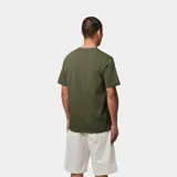 Remera verde militar de manga corta con bolsillo en el pecho izquierdo y logo de Carhartt bordado en el bolsillo.