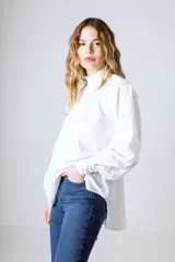 Blusa celeste con rayas verticales blancas, cuello mao y mangas largas abullonadas con puños elásticos.