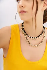 Musculosa amarilla de algodón con escote redondo pronunciado y corte holgado.