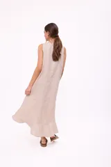 Vestido largo fucsia de lino, sin mangas y con escote redondo con abertura en forma de gota.