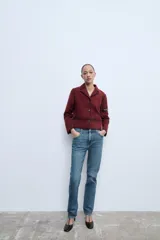 Blazer color borgoña confeccionado en piel de ante. Tiene cuello solapa de muescas, manga larga, bolsillos de vivo en delantero, forro interior y cierre frontal con botones.