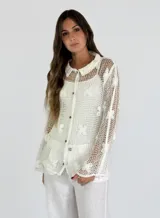 Camisa beige de crochet con cuello clásico, manga larga y cierre frontal con botones.