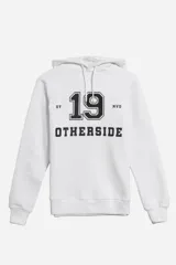 Buzo hoodie blanco con estampado frontal que incluye el número 19, las siglas UY y MVD, y la palabra "OTHERSIDE".