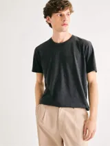 Camiseta básica de manga corta, cuello redondo y calce regular, color rojo jaspeado.