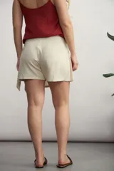 Short pollera negro con corte asimétrico y lazo lateral.