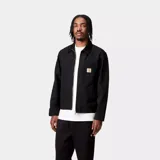 Campera Carhartt modelo Detroit, color negro, con cierre frontal, cuello camisero y bolsillo en el pecho con logo de la marca.
