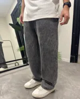 Pantalón de jogging gris con efecto lavado, corte holgado y cintura elástica.
