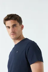 Remera básica color marrón claro, de corte regular, manga corta, cuello redondo y logo bordado en el pecho.