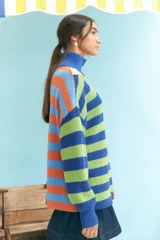 Sweater de algodón con cuello alto con cierre de cremallera y diseño a rayas horizontales multicolor.