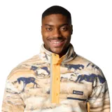 Buzo polar Columbia de hombre con estampado de camuflaje en tonos beige, gris y verde. Tiene cuello alto con cierre de botones a presión, bolsillo en el pecho con cierre de cremallera y logo de la marca bordado.