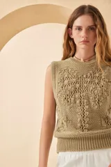 Chaleco de punto color verde oliva, sin mangas, con diseño calado y cuello redondo.