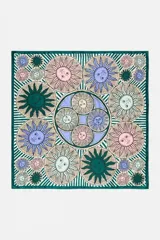 Pañuelo cuadrado de poliéster con estampado de soles en tonos verde, rosa, celeste y beige.