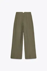 Pantalón color crema de lino, de tiro alto, corte recto y bolsillos delanteros.