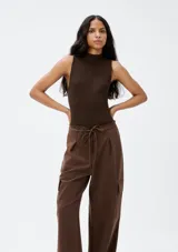 Musculosa rosa de tejido acanalado con cuello alto.