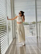 Conjunto de buzo y pantalón color crudo, de tela waffle gruesa, esponjosa y suave, 100% algodón. El buzo es de corte holgado y el pantalón es de corte ancho con cintura elastizada.