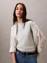 Remera verde agua de algodón, corte cropped y calce holgado. Tiene cuello redondo y logo de la marca bordado en el frente.