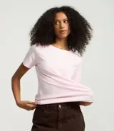 Blusa básica de algodón color tostado, de manga corta con dobladillo y nudo frontal.