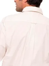 Camisa manga larga de hombre Rkf Galiton color salmón, confeccionada en algodón orgánico. Tiene cuello italiano, calce regular, cierre con botones de madera, bolsillo en el pecho con logo bordado y mangas ajustables con botones.