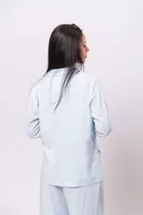 Blazer sastrero celeste de lino con solapas y cierre de un botón.