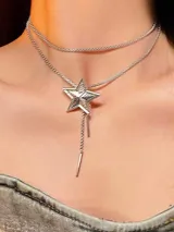 Collar plateado con dije en forma de estrella y cadena doble colgante.