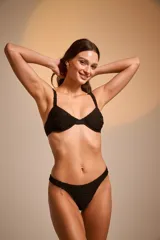 Conjunto de bikini negro con textura arrugada, compuesto por corpiño con aro y breteles anchos, y bombacha tipo colaless.