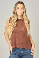 Chaleco de punto calado color marrón, con cuello redondo y sin mangas.