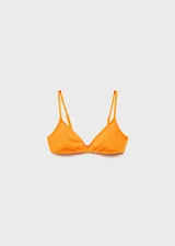 Top de bikini triangular color naranja con textura floral en relieve y tirantes finos regulables.