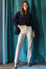 Pantalón de cuerina color negro, corte recto y tiro alto.