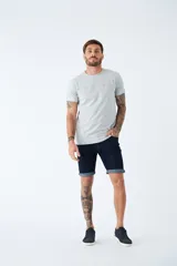 Bermuda de jean azul oscuro con logo bordado, bolsillos, cremallera, cierre y pasa cinto.