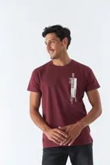 Remera gris de algodón con cuello redondo y manga corta. Estampado vertical con la leyenda "NOT DEFINED" en el frente.