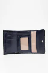 Billetera azul con textura croco y cierre con broche metálico.