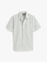 Camisa de manga corta de algodón, color blanco con rayas verticales finas en verde. Presenta cuello clásico con abertura en V y un bolsillo de parche en el pecho con logo bordado.